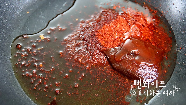 Simmer shishito peppers in sauce — step photo 1