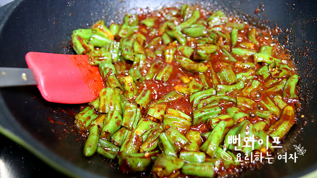 Simmer shishito peppers in sauce — step photo