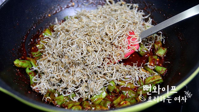 Simmer shishito peppers in sauce — step photo 1