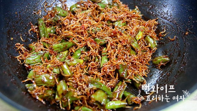 Simmer shishito peppers in sauce — step photo 2