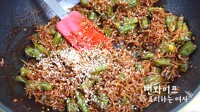 Simmer shishito peppers in sauce — step photo 1