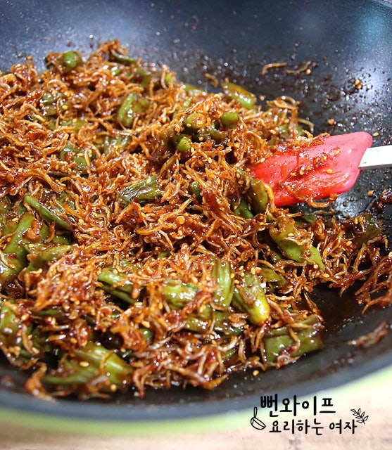 Simmer shishito peppers in sauce — step photo 2