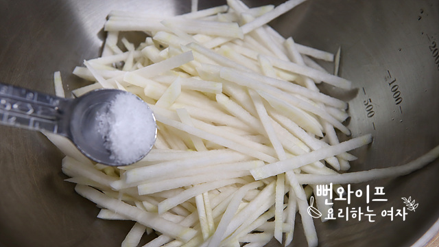 Salt the radish — step photo