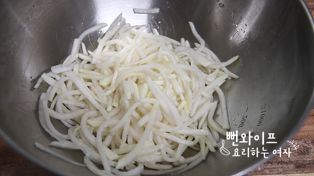 Salt the radish — step photo 1