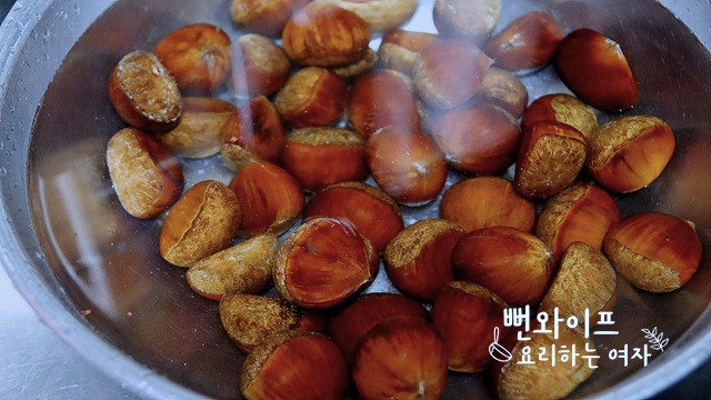 Washing the chestnuts — step photo 1