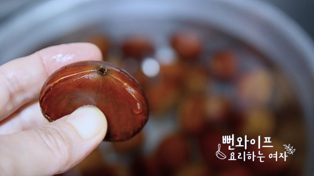 Washing the chestnuts — step photo 2