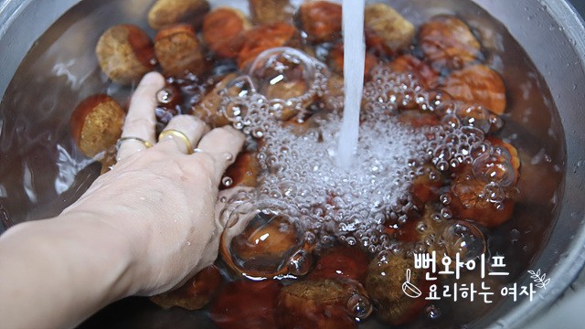 Washing the chestnuts — step photo 1