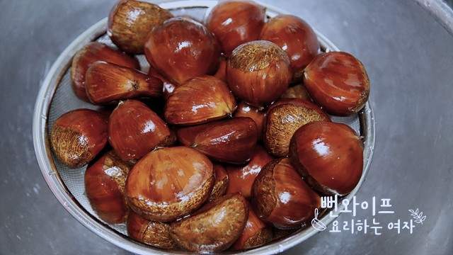 Washing the chestnuts — step photo 2