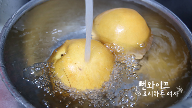 Wash the pears — step photo 1