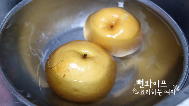 Wash the pears — step photo 2