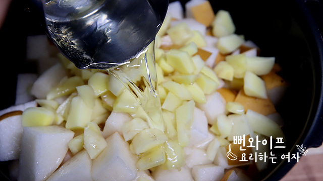 Add ingredients to the rice cooker — step photo 2