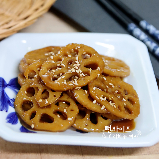 아삭하고 쫀득하게 조려낸 밑반찬 연근조림 완성 사진
