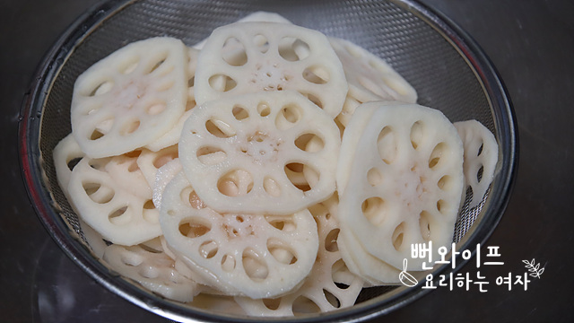 연근 손질하기 사진