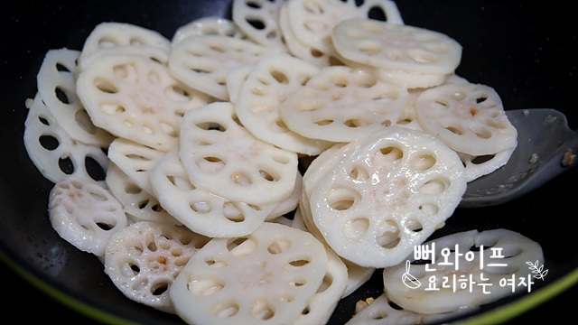 연근 볶기 사진 2
