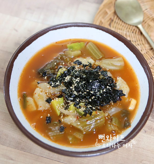전분을 넣어 쫀득한 김치 수제비, 속 풀리는 얼큰한 한 그릇 완성 사진